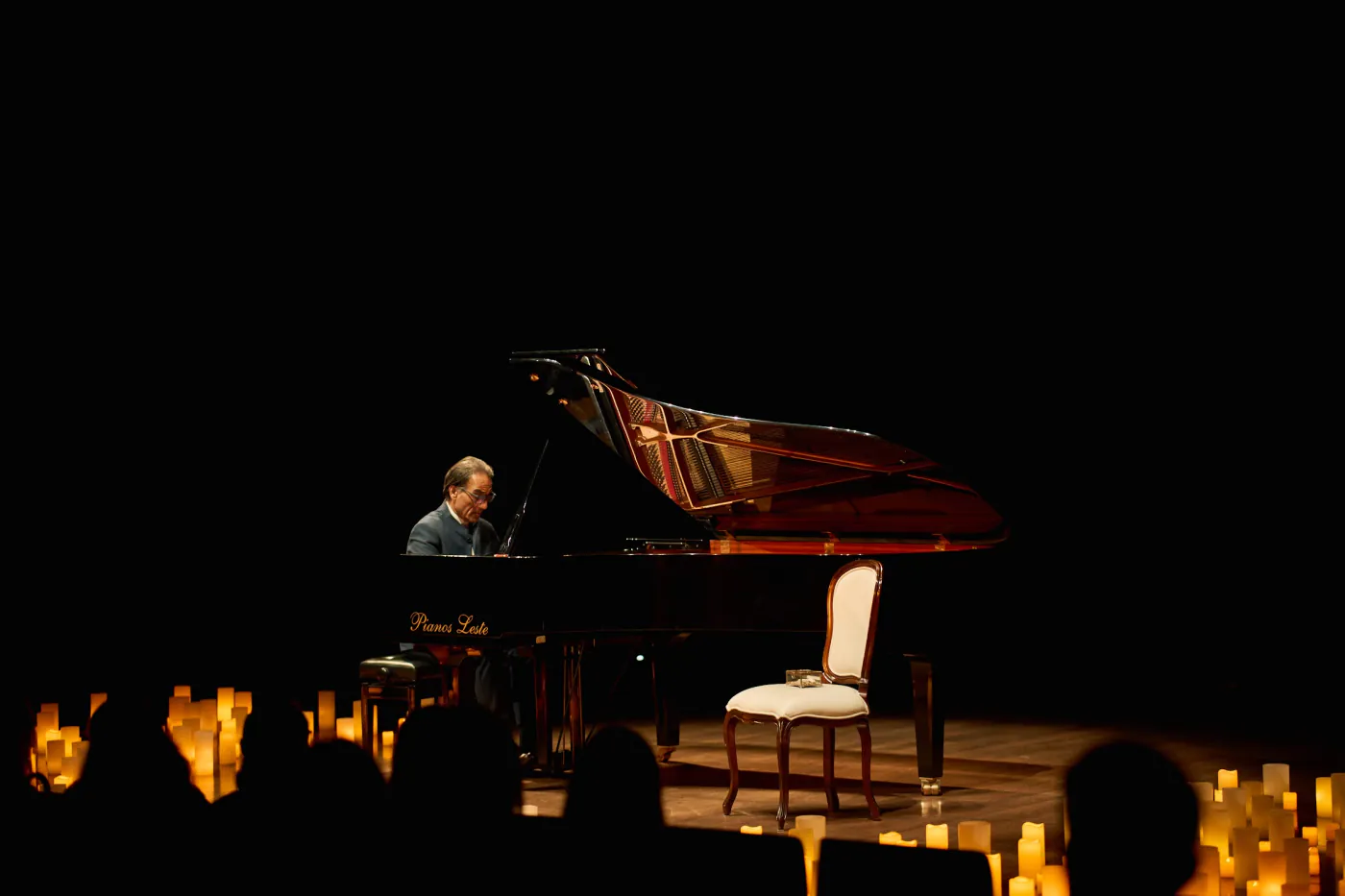 Recital de piano à luz de velas em evento cultural do COR