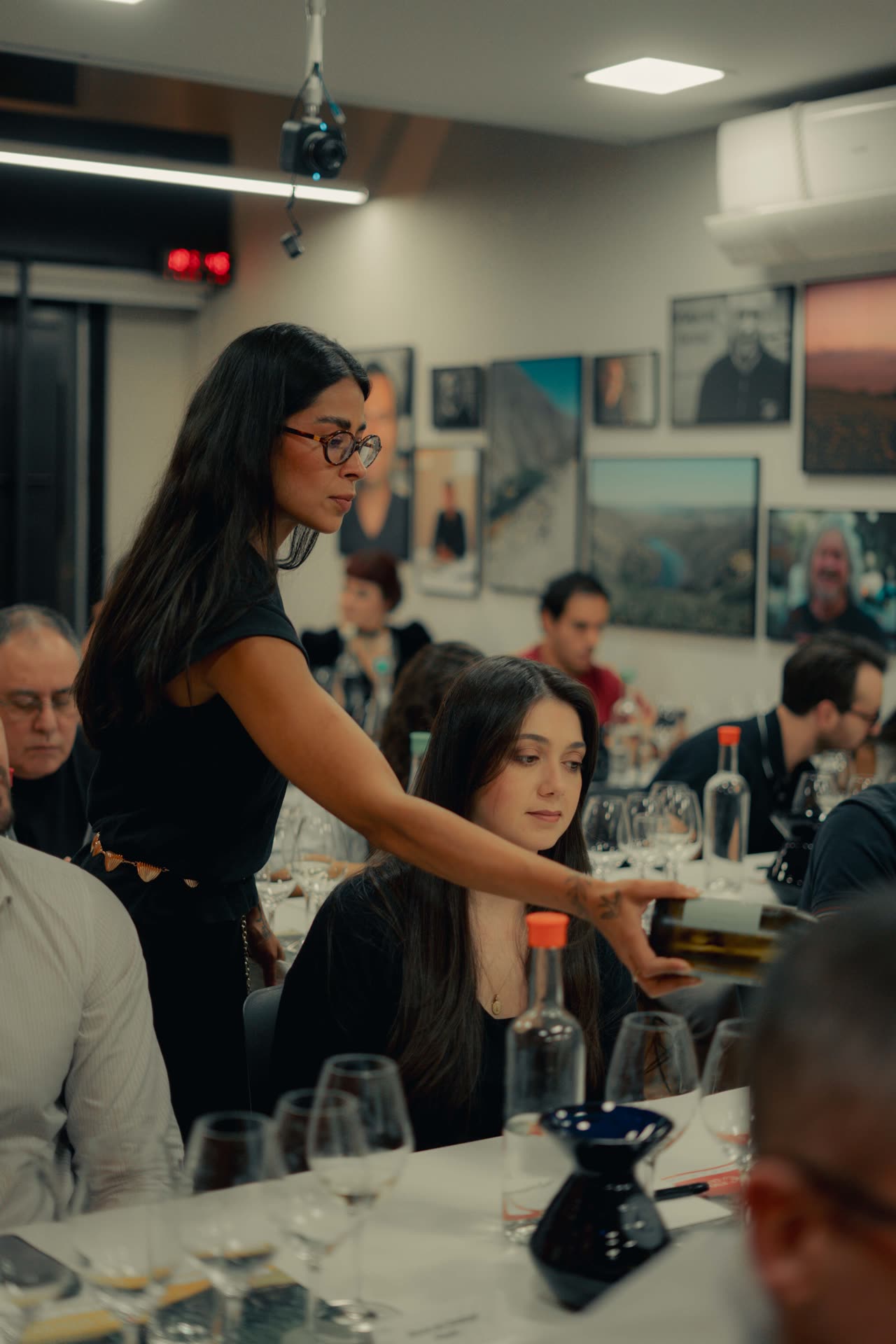 Instrutora servindo vinho na masterclass