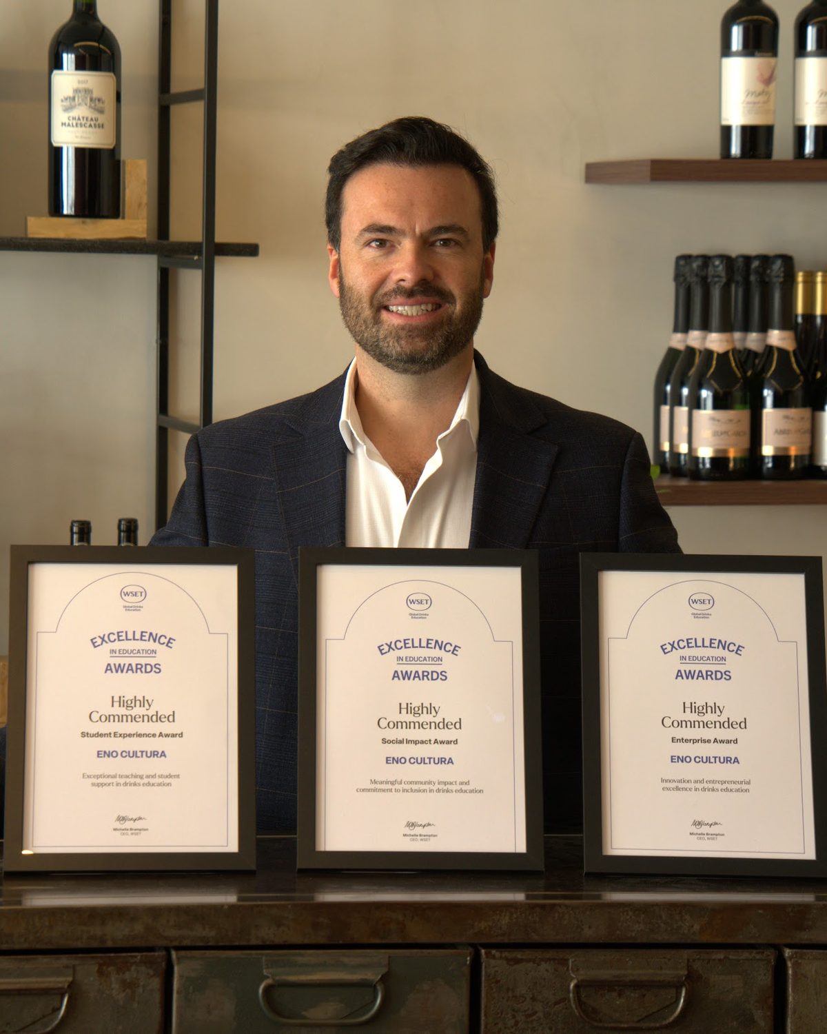 Thiago Mendes com os três certificados Highly Commended do WSET Excellence in Education Awards 2026