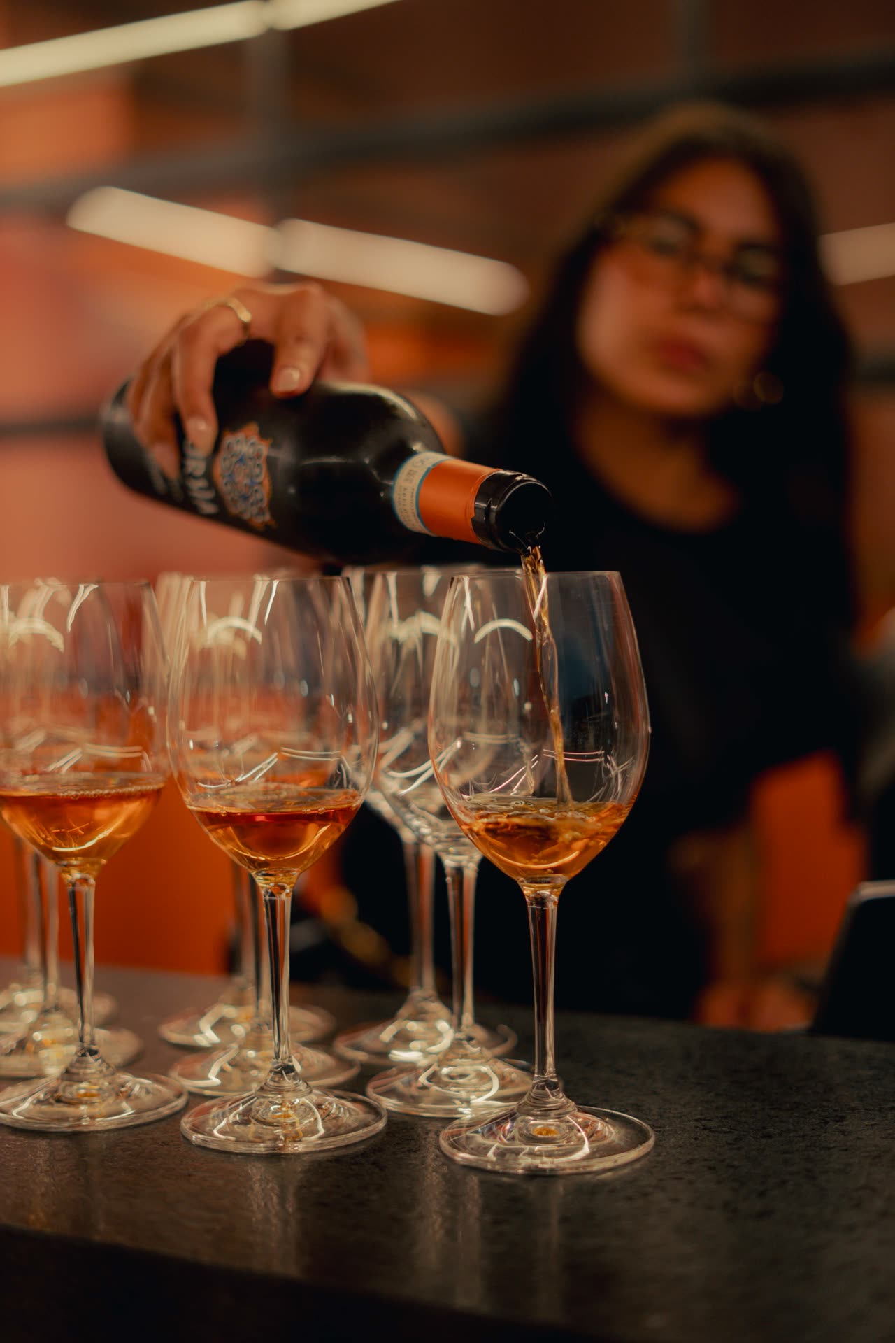 Serviço de vinho âmbar em masterclass