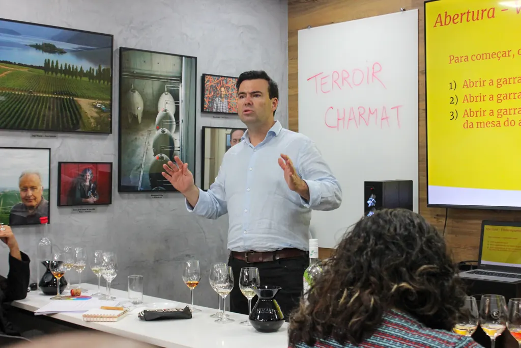 Professor explicando conteúdo para a turma do Wine for Life