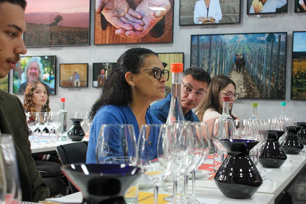 Alunas e alunos do Wine for Life em aula