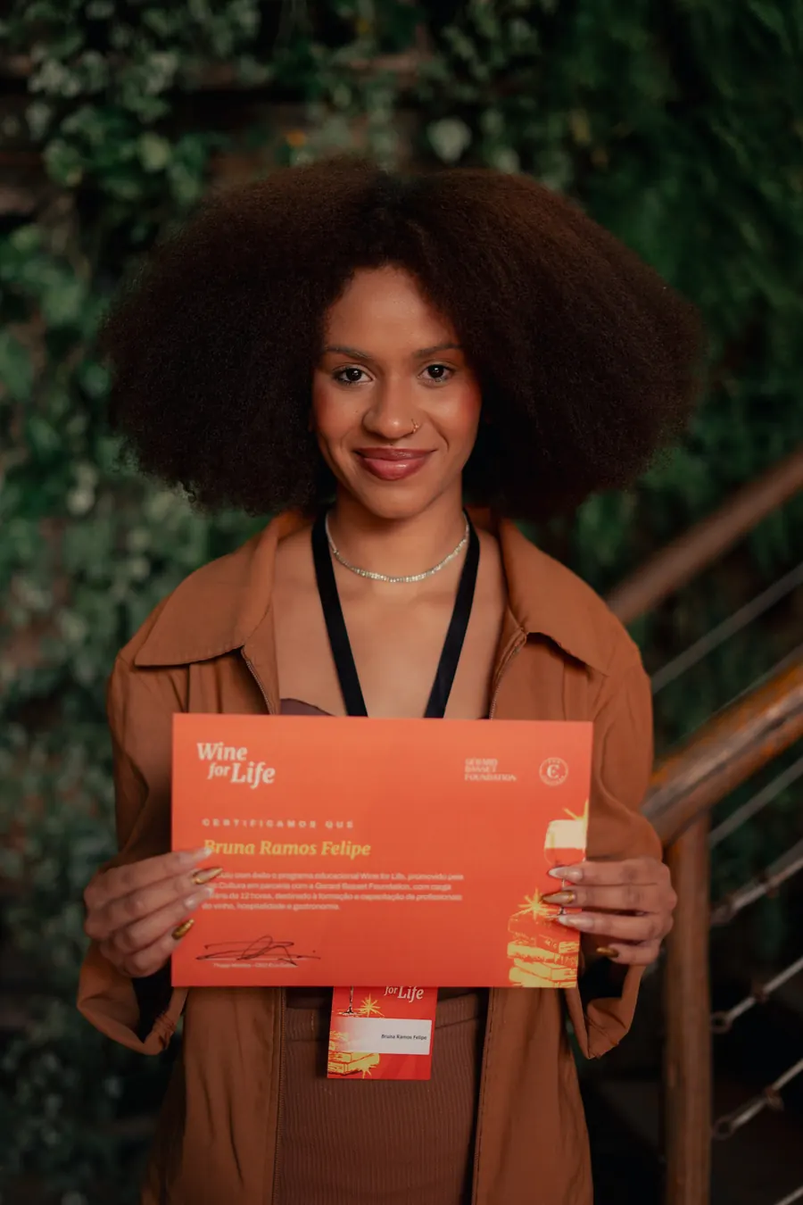 Participante do Wine for Life com o certificado