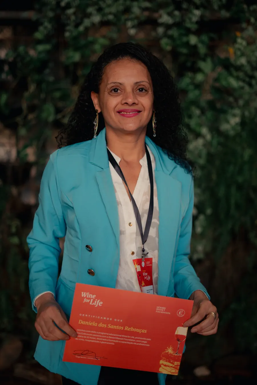 Participante do Wine for Life com o certificado