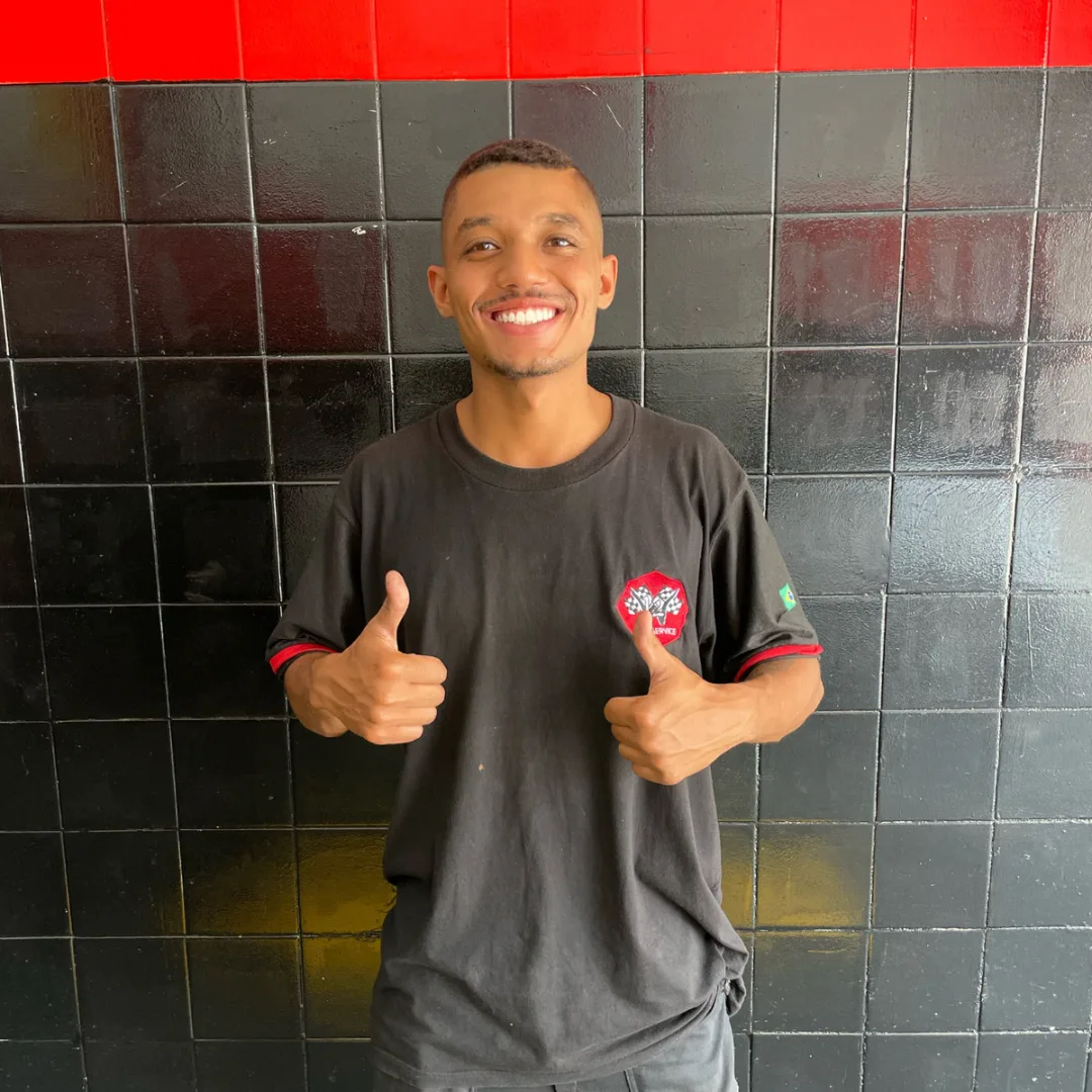 Igor, Mecânico auxiliar na W12 Car Service