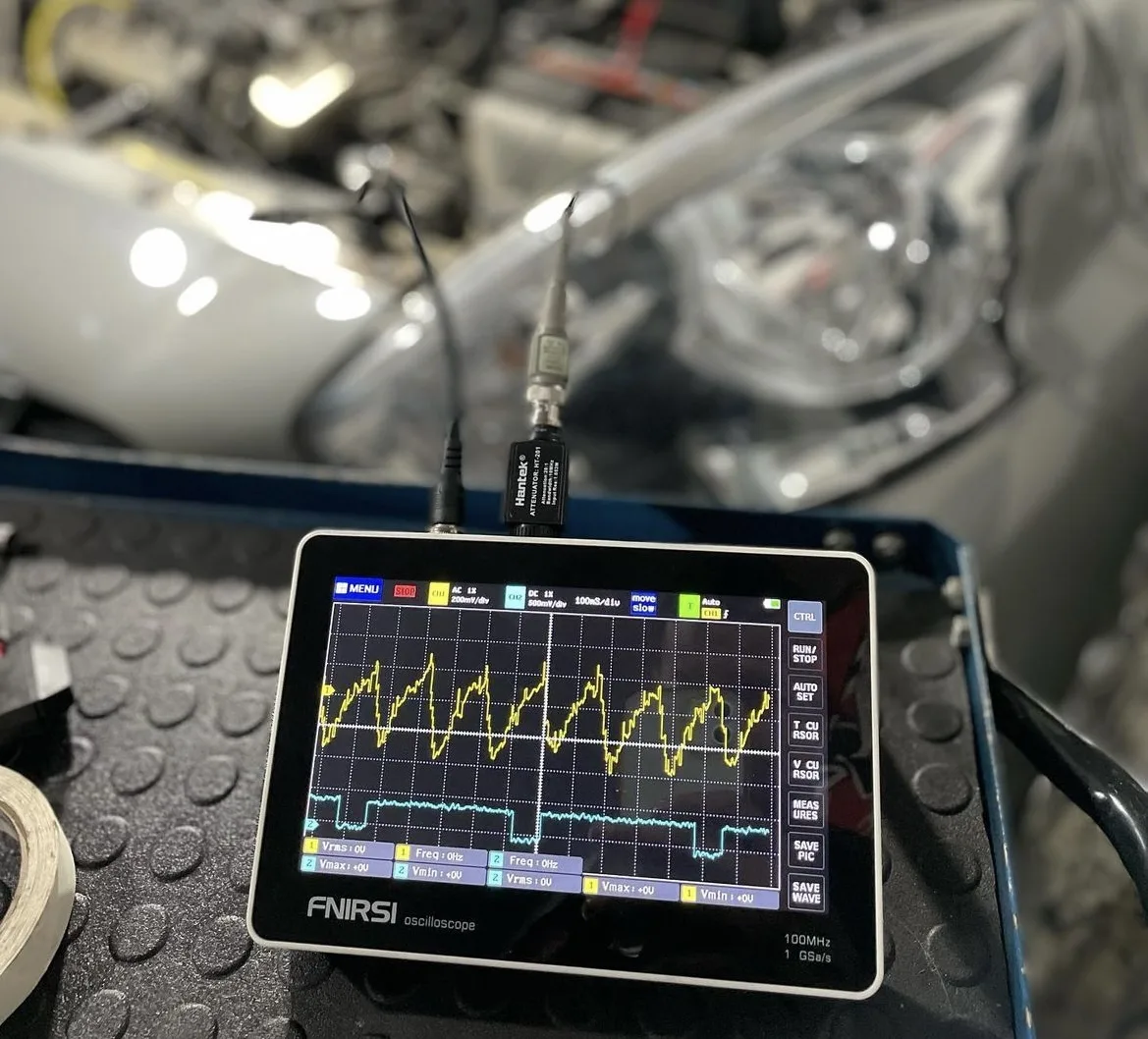 Osciloscópio medindo sinal de um sensor em um Nissan na oficina W12